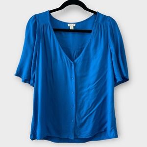 Loose fit bright blue button v neck front shirt medium